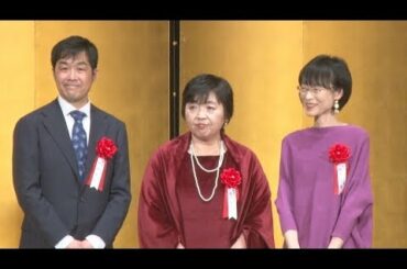 舞台で両親に感謝、石井さん 芥川賞、直木賞の贈呈式