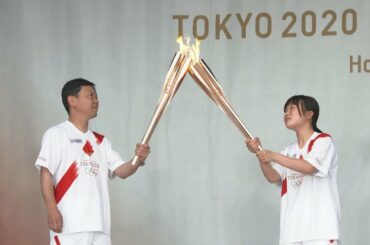 公道中止の福岡で点火式典 ステージ上、トーチ掲げる