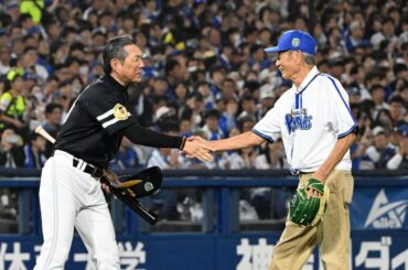 1998年横浜V監督権藤博氏の始球式に打者ソフトバンク小久保監督、捕手DeNA三浦監督 日本シリーズ初戦で豪華始球式にファン湧く - 西日本新聞me