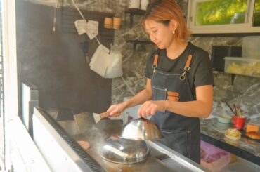 A hamburger food truck run by a female motorcycle enthusiast. キッチンカー street food