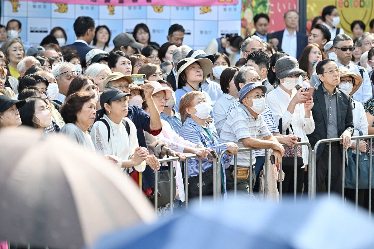 候補者の訴えを聞く人たち＝20日、都内で（市川知宏撮影）