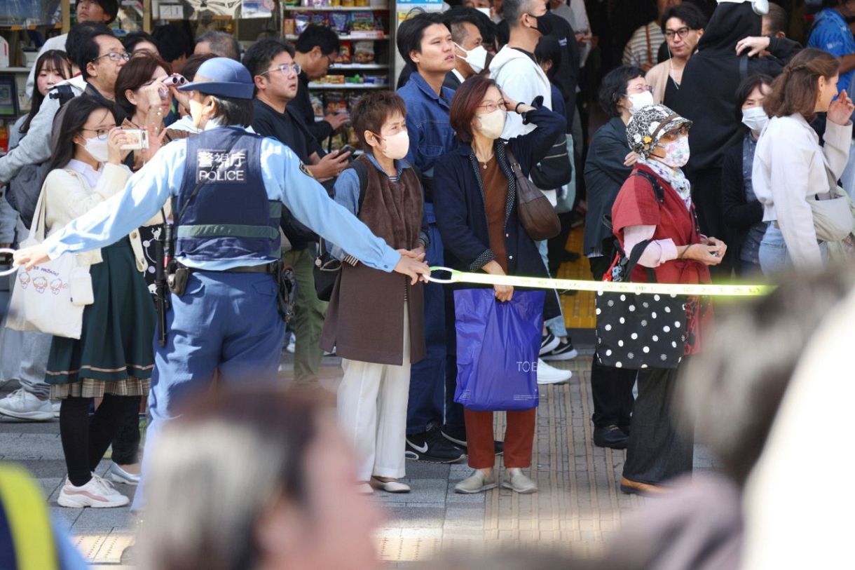 街頭演説に耳を傾ける人たち=20日、都内で（市川知宏撮影）